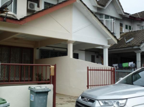Relax House near Teluk Cempedak Kuantan